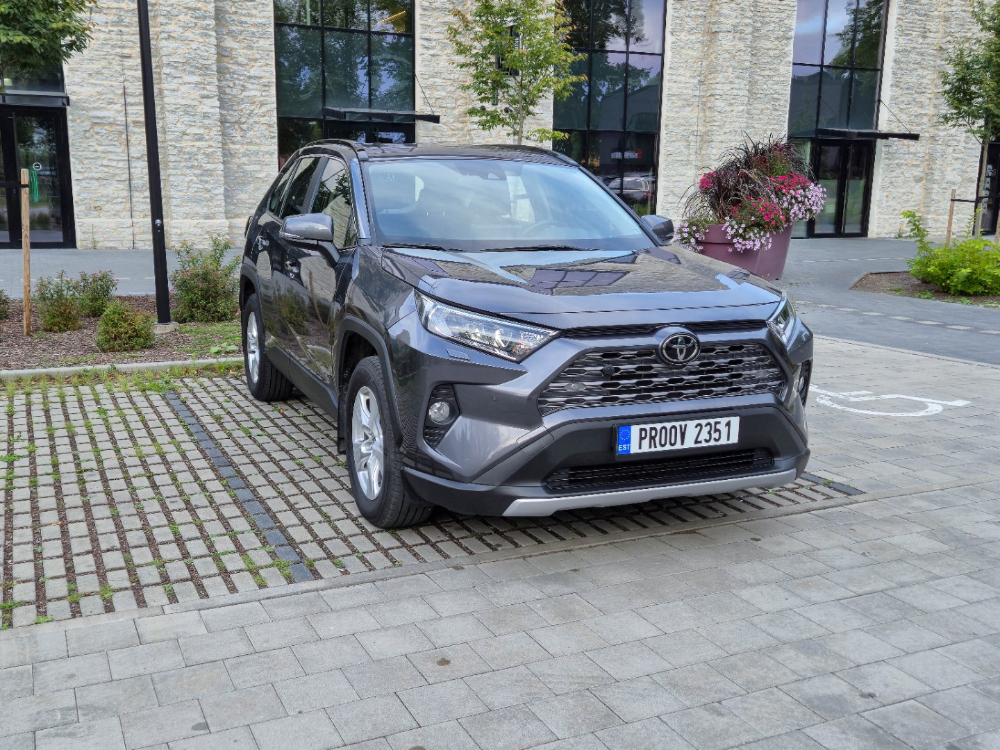 Toyota RAV4 Luxury Plus 2.0 129kW - View 2