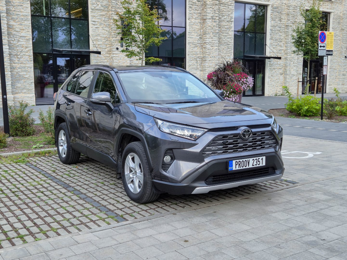 Toyota RAV4 Luxury Plus 2.0 129kW - View 4